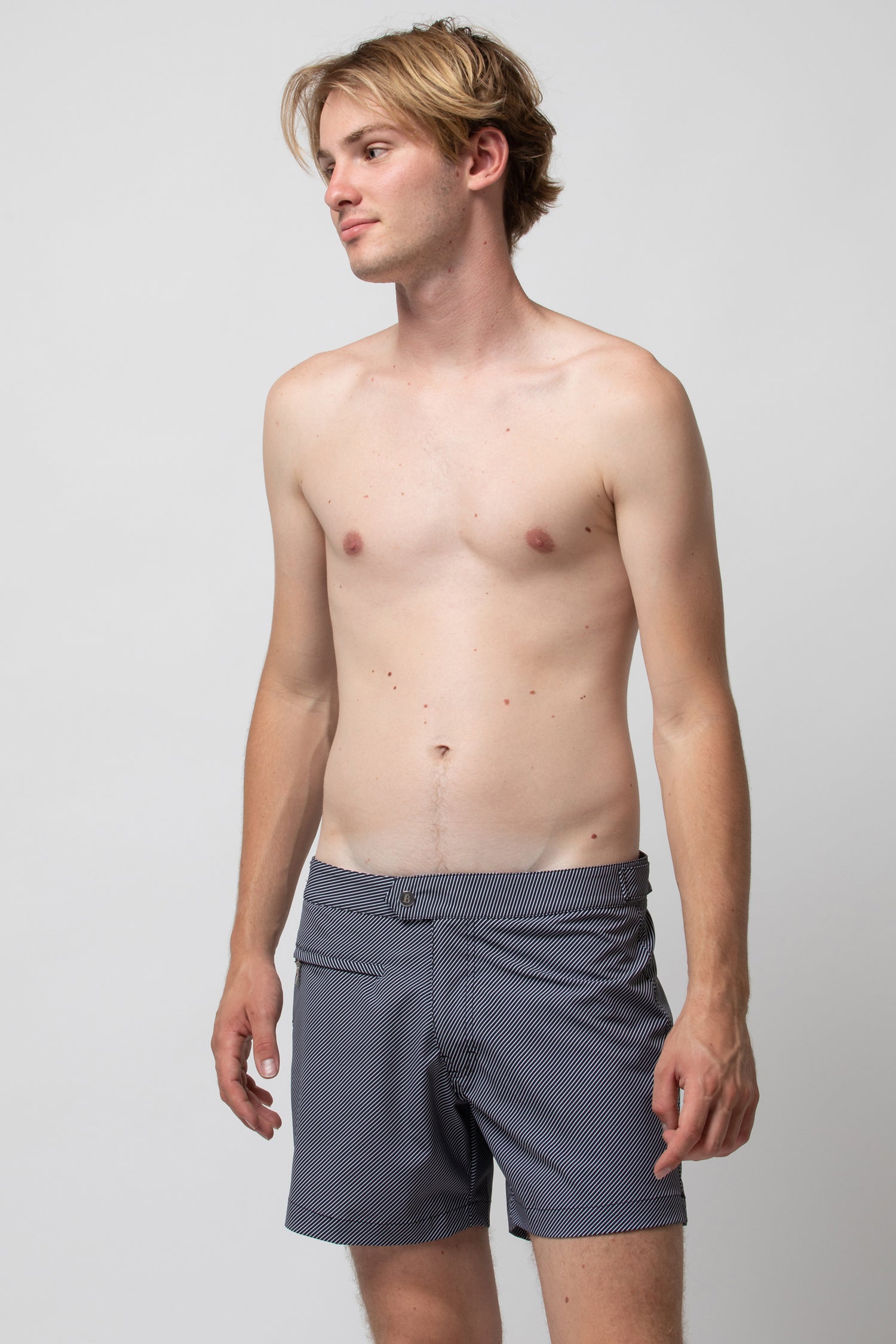 JAMES WELLENSTREIFEN-SHORTS