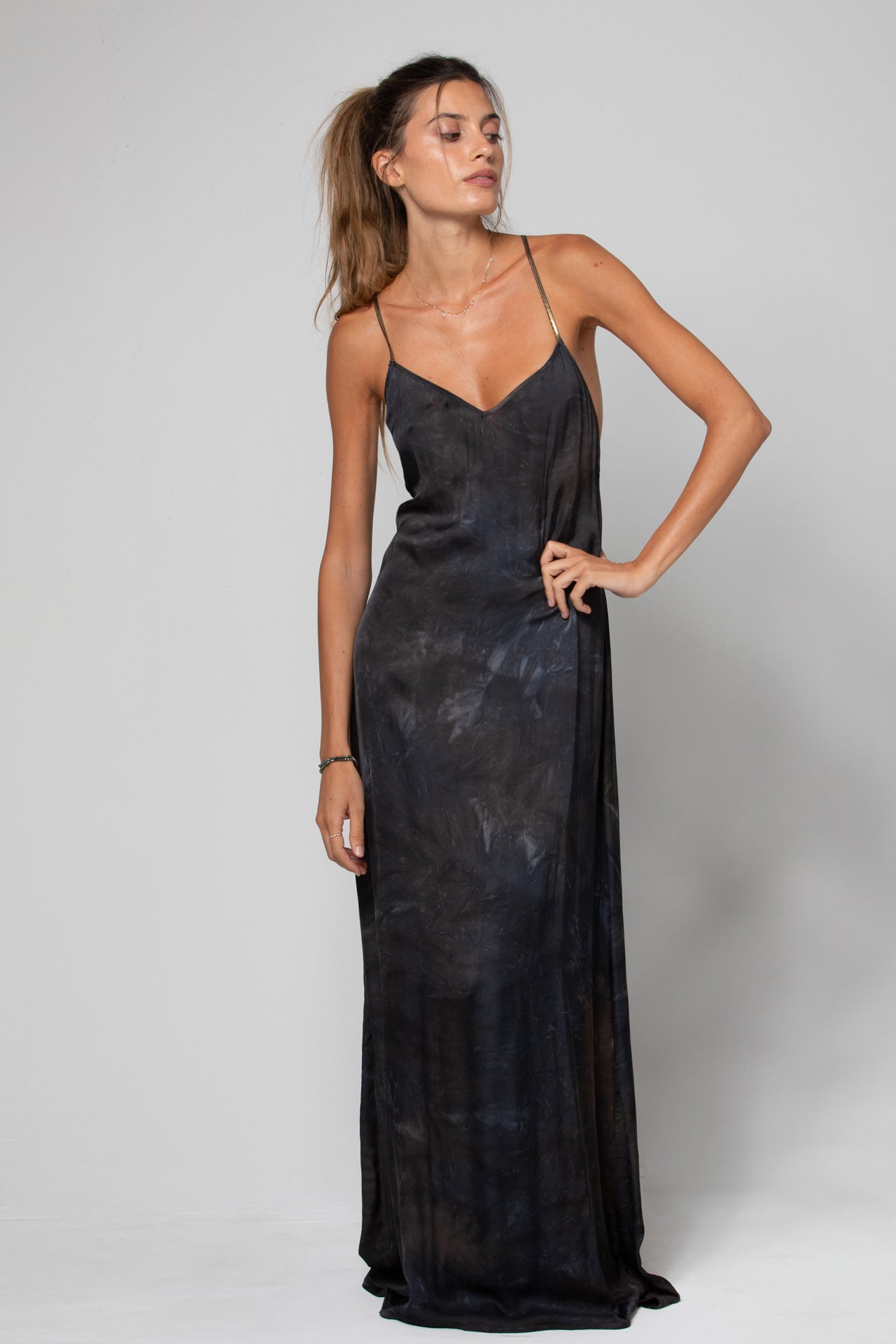 ROBE LONGUE CROISÉE DANS LE DOS DINA IMPRIMÉ BLACK MALT