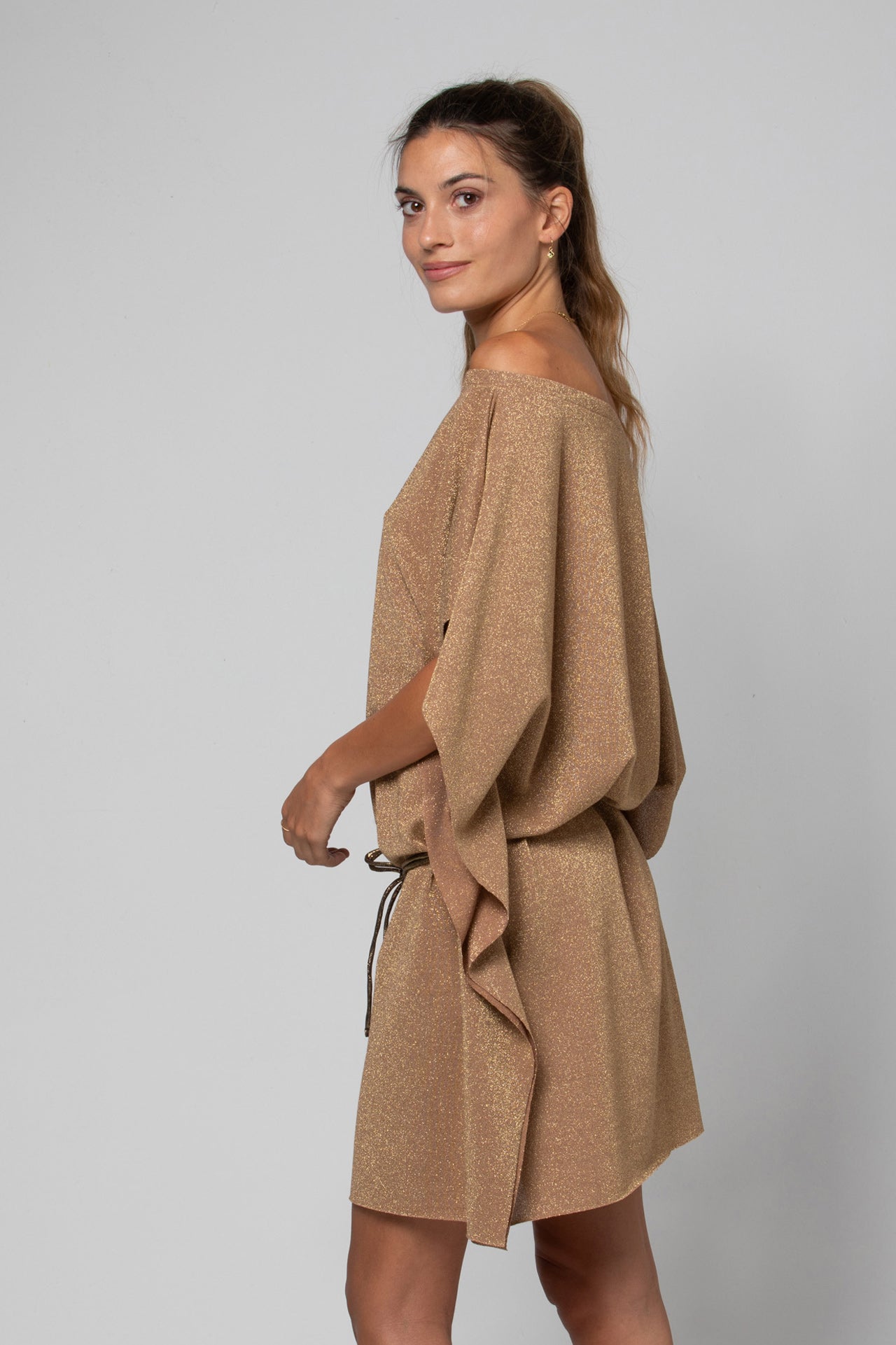 ROBE COURTE COL BARDOT CINTURÉE ENA LUREX GOLD
