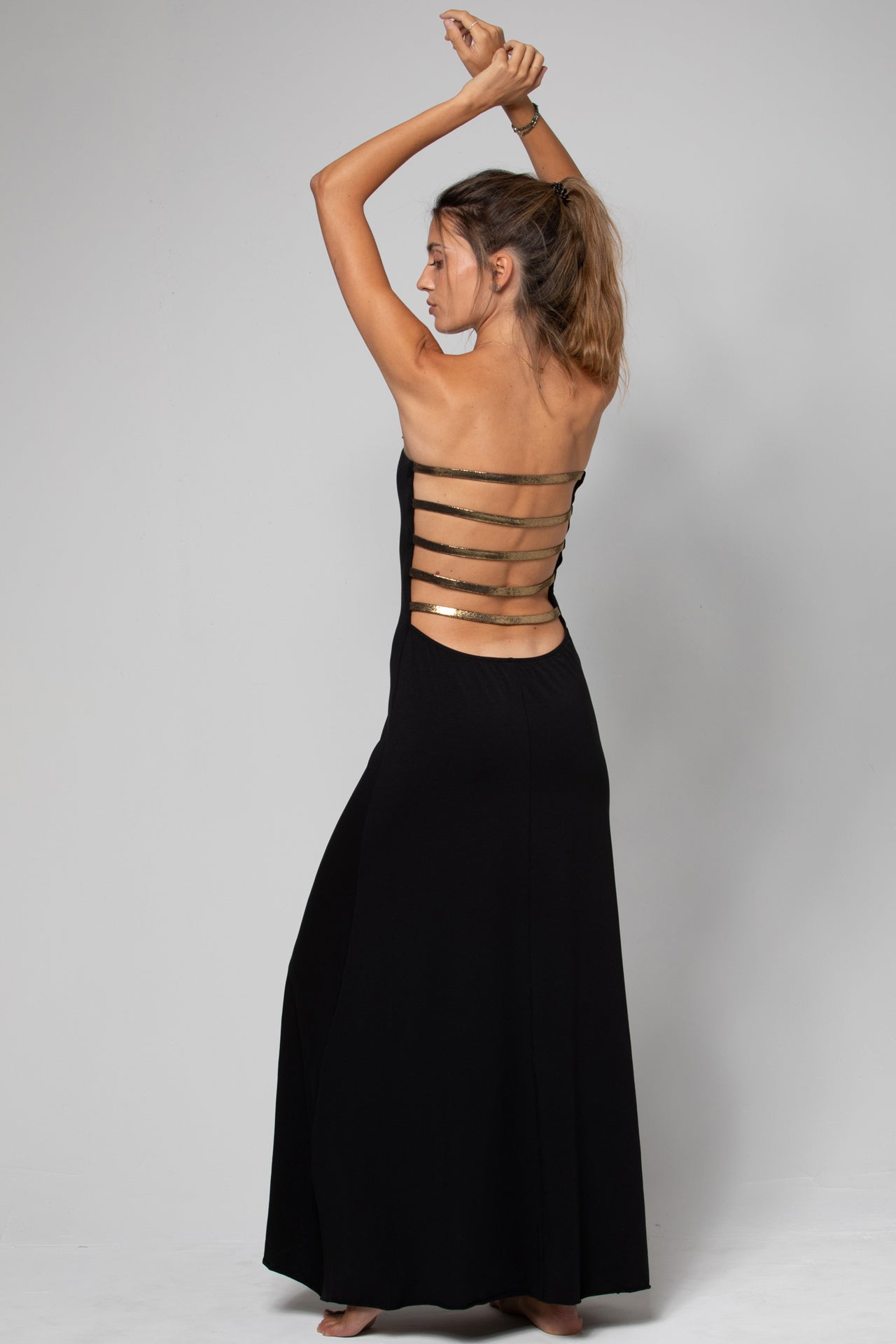 ROBE LONGUE AVEC LANIÈRES SWANA NOIRE